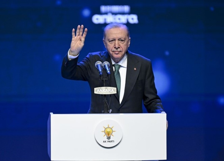 Levent Koç AK Partiye katıldı: Rozetini Cumhurbaşkanı Erdoğan taktı