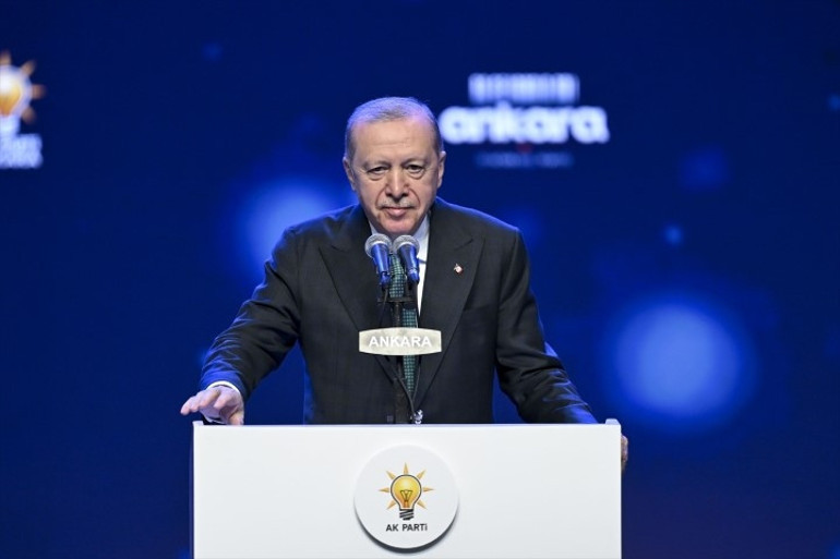 Levent Koç AK Partiye katıldı: Rozetini Cumhurbaşkanı Erdoğan taktı