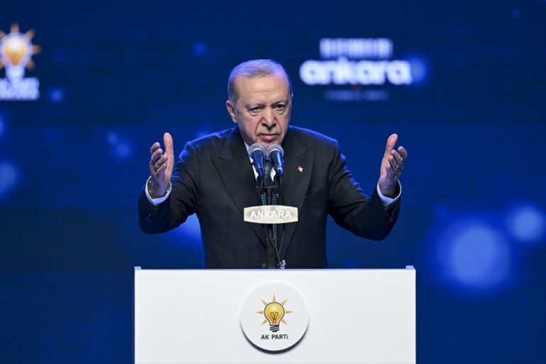 Levent Koç AK Partiye katıldı: Rozetini Cumhurbaşkanı Erdoğan taktı