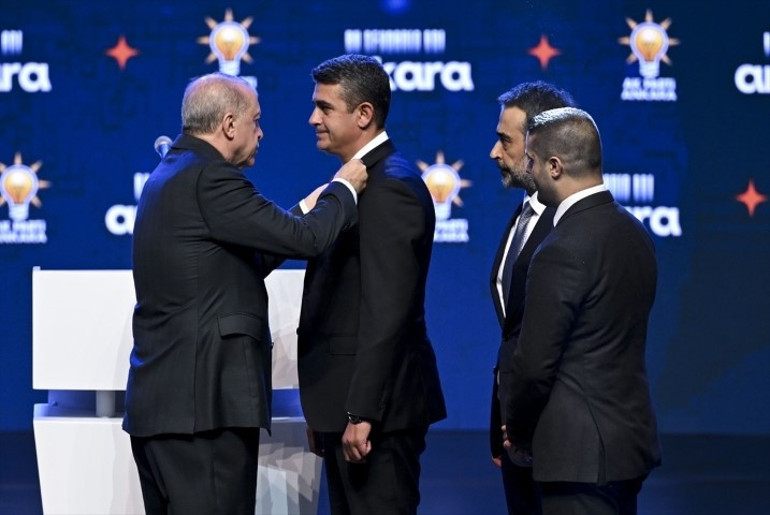 Levent Koç AK Partiye katıldı: Rozetini Cumhurbaşkanı Erdoğan taktı