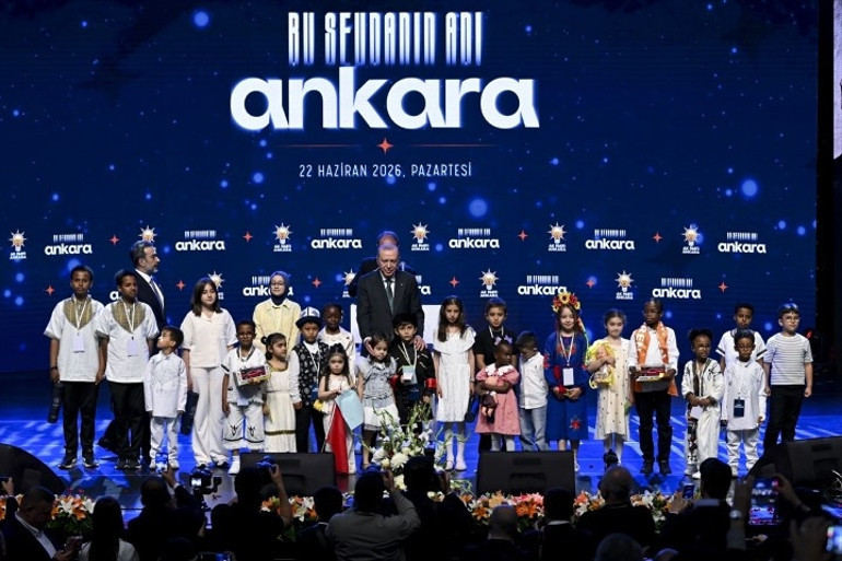 Levent Koç AK Partiye katıldı: Rozetini Cumhurbaşkanı Erdoğan taktı