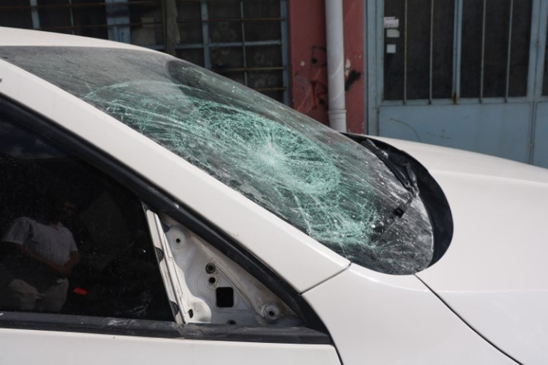 Mahalleye korku saldılar Kamera kaydını izleyince şok oldu: Otomobili parçalayıp 100 bin liralık zarar verdiler