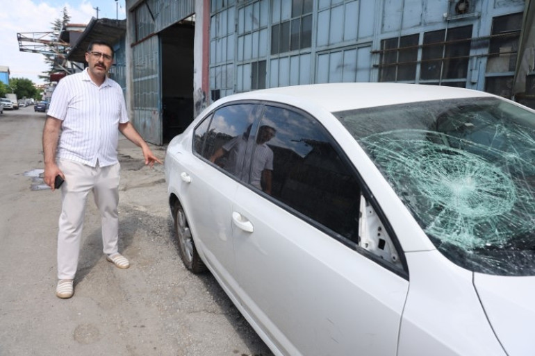 Mahalleye korku saldılar Kamera kaydını izleyince şok oldu: Otomobili parçalayıp 100 bin liralık zarar verdiler