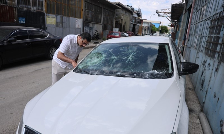 Mahalleye korku saldılar Kamera kaydını izleyince şok oldu: Otomobili parçalayıp 100 bin liralık zarar verdiler