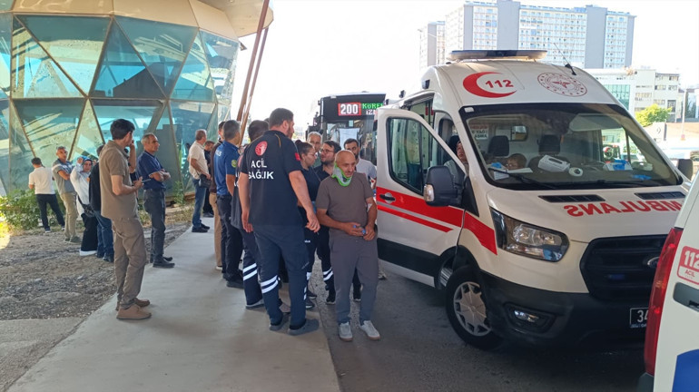 Tuzlada panik anları Ani fren yapan belediye otobüsüne beton pompası çarptı: Yolcular yere savruldu