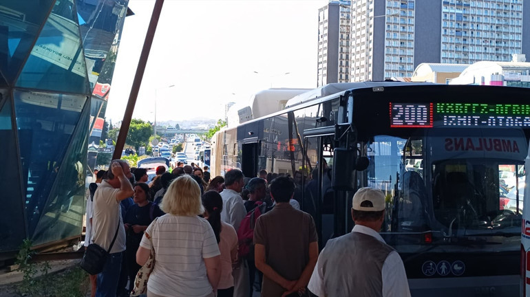 Tuzlada panik anları Ani fren yapan belediye otobüsüne beton pompası çarptı: Yolcular yere savruldu