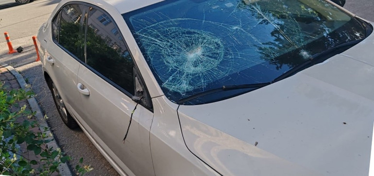 Konyada komşusunun otomobiline tuğlayla zarar verdi Olay araç kamerasına yansıdı