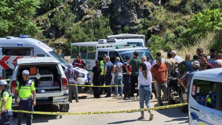 Park halindeki araçta iki gencin cansız bedeni bulundu