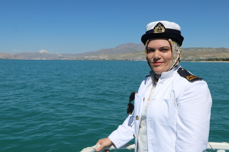 Kayınpederi ilham oldu Yıldız Özdemir Van Gölünün tek kadın kaptanı oldu