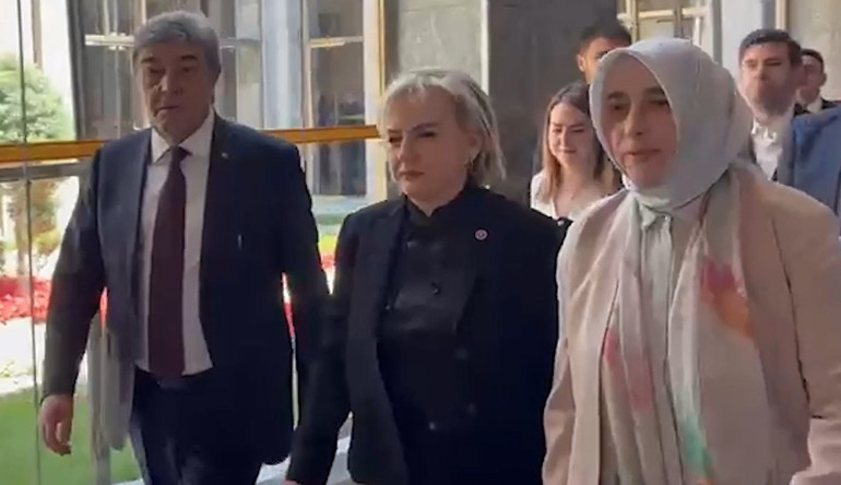 CHPden istifa eden Nimet Özdemir AK Parti’ye katıldı Rozetini Cumhurbaşkanı Erdoğan taktı