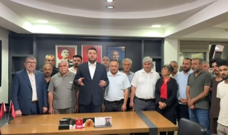 Malatyada CHPnin yeni il yönetimi, kapıyı çilingire açtırarak içeri girdi Kılıçdaroğlunu kızdıracak protesto: Üzerine çarpı atıp hain yazdılar