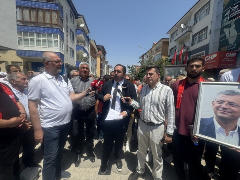 Malatyada CHPnin yeni il yönetimi, kapıyı çilingire açtırarak içeri girdi Kılıçdaroğlunu kızdıracak protesto: Üzerine çarpı atıp hain yazdılar