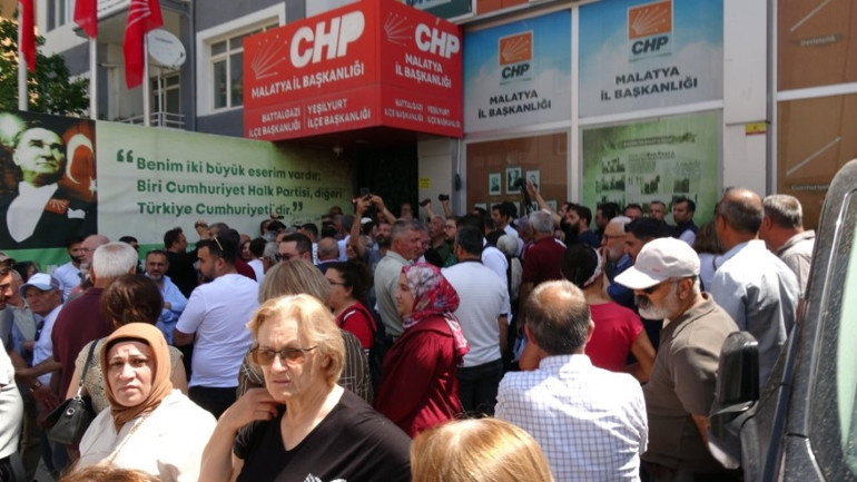 Malatyada CHPnin yeni il yönetimi, kapıyı çilingire açtırarak içeri girdi Kılıçdaroğlunu kızdıracak protesto: Üzerine çarpı atıp hain yazdılar