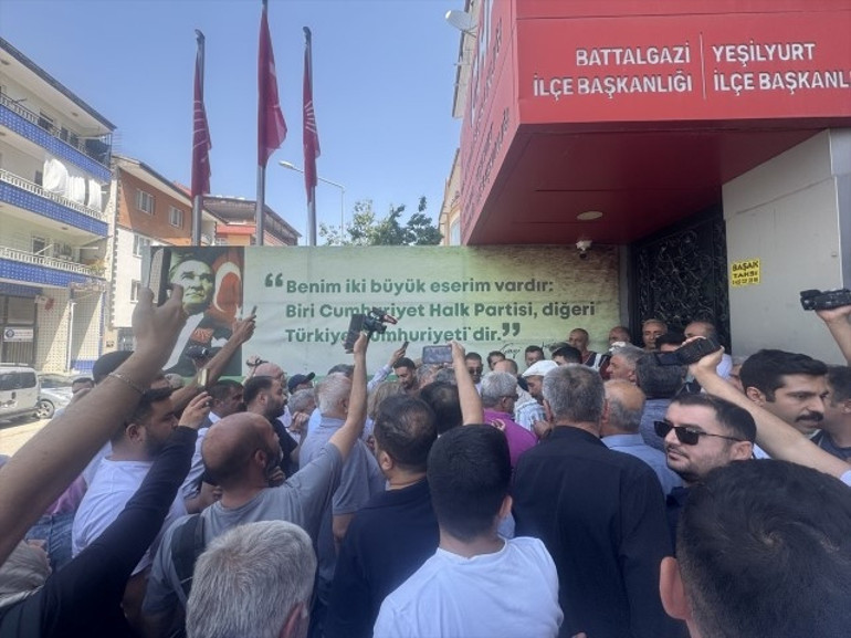 Malatyada CHPnin yeni il yönetimi, kapıyı çilingire açtırarak içeri girdi Kılıçdaroğlunu kızdıracak protesto: Üzerine çarpı atıp hain yazdılar
