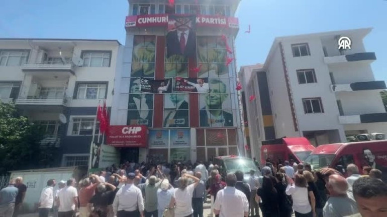 Malatyada CHPnin yeni il yönetimi, kapıyı çilingire açtırarak içeri girdi Kılıçdaroğlunu kızdıracak protesto: Üzerine çarpı atıp hain yazdılar
