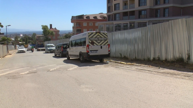 Takip ettikleri sürücünün lastiklerini patlatıp silah zoruyla 2,5 milyonunu çaldılar