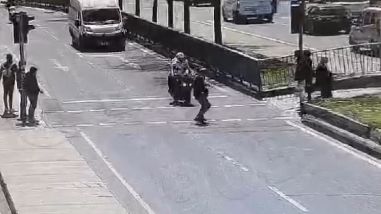  Biri ağır 3 yaralı | Yola savruldukları an kamerada