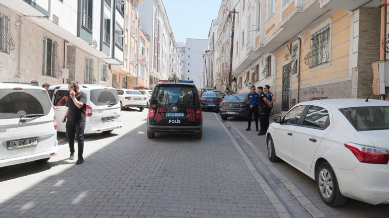 İstanbul’da evinin önünde uğradığı silahlı saldırıda can verdi Cinayet anı kamerada