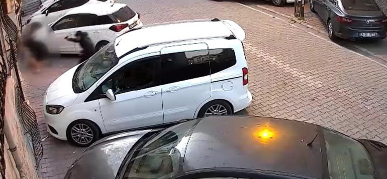 İstanbul’da evinin önünde uğradığı silahlı saldırıda can verdi Cinayet anı kamerada