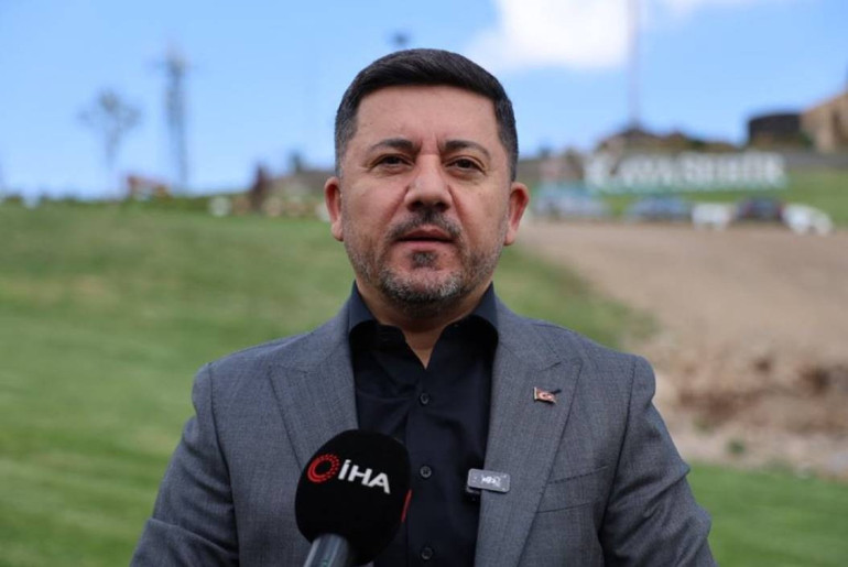  İki belediye başkanı binaya geldi