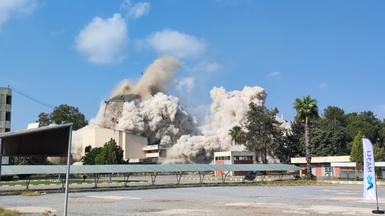 Depremde hasar görmüştü 16 katlı Çukobirlik binası 420 kilogram dinamitle yıkıldı