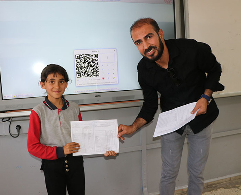 Okullarda karne heyecanı 3 yıl okulun tek öğrencisiydi: İlk kez bu heyecanı yaşıyorum