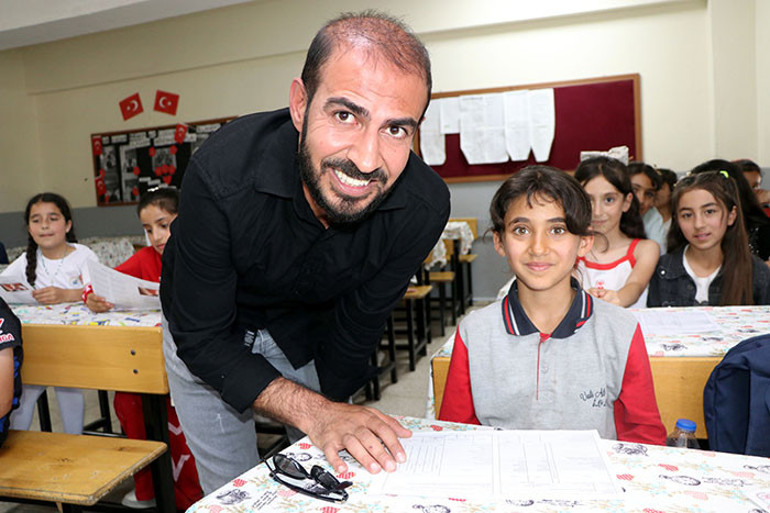 Okullarda karne heyecanı 3 yıl okulun tek öğrencisiydi: İlk kez bu heyecanı yaşıyorum