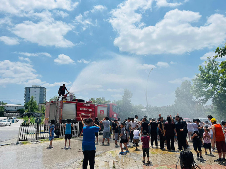  İtfaiye aracından su püskürttüler