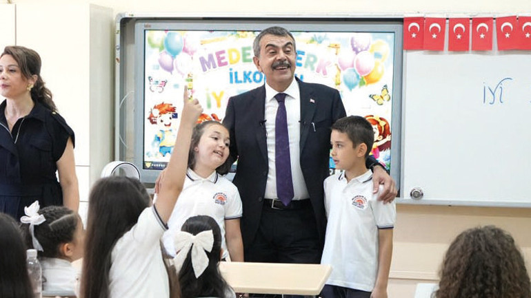 Okullarda karne sevinci... ‘18 milyon’un tatili başladı