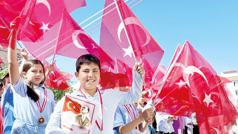 Okullarda karne sevinci... ‘18 milyon’un tatili başladı