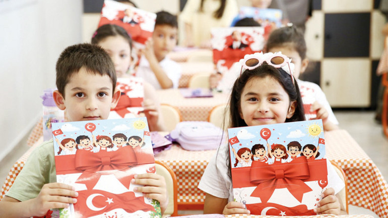 Okullarda karne sevinci... ‘18 milyon’un tatili başladı