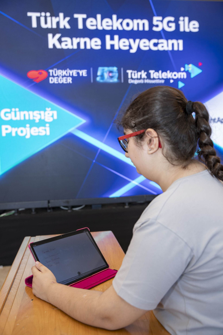 Türk Telekom, TahtApp uygulamasıyla çocuklara ışık oldu; 5G ile karne heyecanı 7 ilde eş zamanlı yaşandı