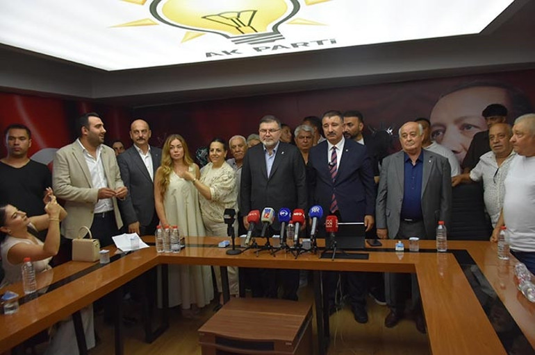 İzmirde AK Partiye katılan yeni üyelere rozet takıldı