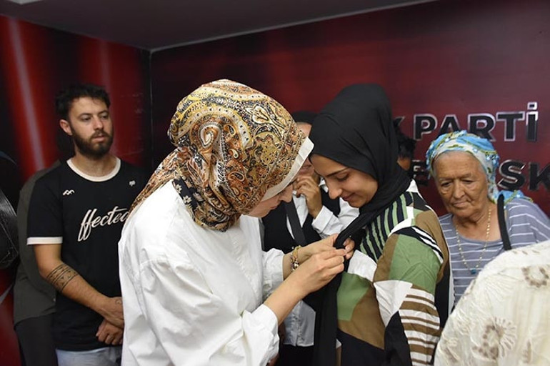İzmirde AK Partiye katılan yeni üyelere rozet takıldı