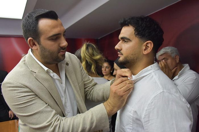 İzmirde AK Partiye katılan yeni üyelere rozet takıldı