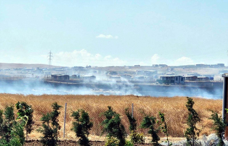 Tekirdağda tarlada çıkan yangın 4 farklı noktaya sıçradı Yerleşim alanlarını tehdit ediyor