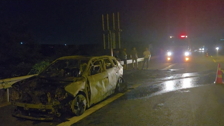 Elektrikli otomobil alev alev yandı Sürücü dehşeti anlattı: Ailemi bir buçuk dakika arayla kurtardım