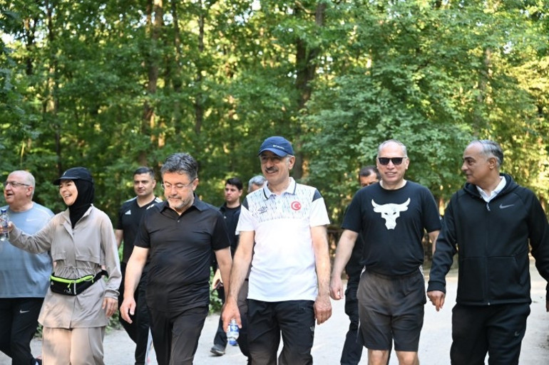 Kampa katılan bakanlar doğada sabah yürüyüşü yaptı