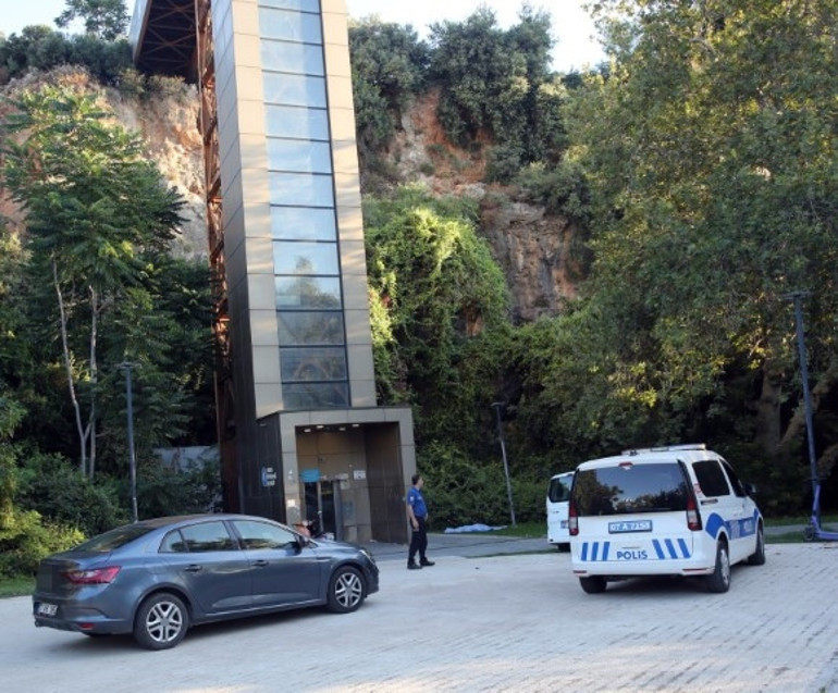  Manzara izlerken düşüp öldü