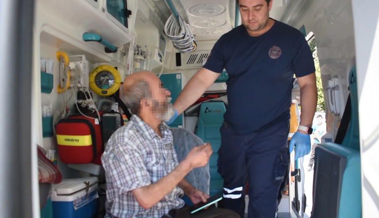 Polisten yardım istedi Biriktirdiği çöpler yüzünden evinde mahsur kalan adam kurtarıldı