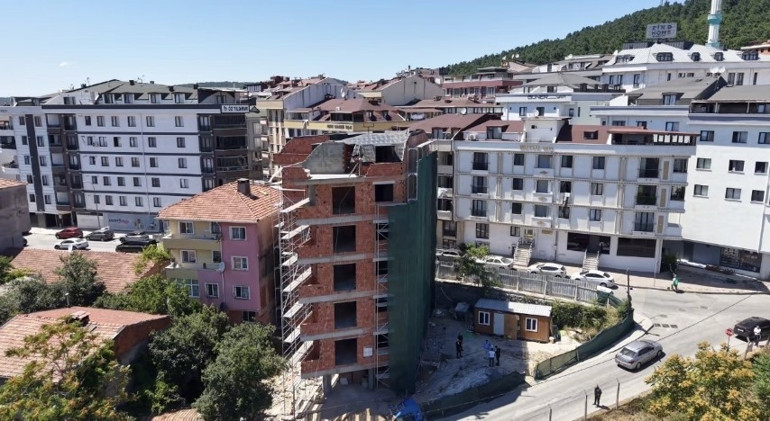 İstanbuldaki bina sosyal medyanın gündeminde | Belediye başkanı yerinde inceledi, iddiaların sebebini anlattı