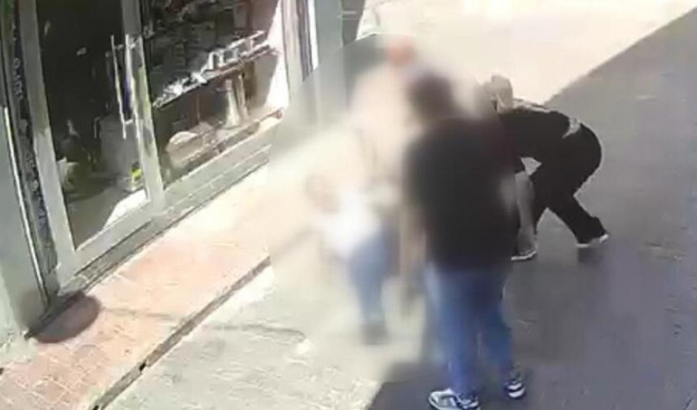 Kasımpaşa’da kız çocuğuna taciz iddiası 60 yaşındaki şüpheli 3 yerinden bıçaklandı