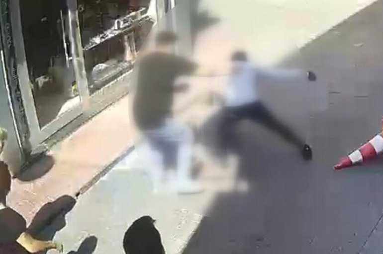 Kasımpaşa’da kız çocuğuna taciz iddiası 60 yaşındaki şüpheli 3 yerinden bıçaklandı