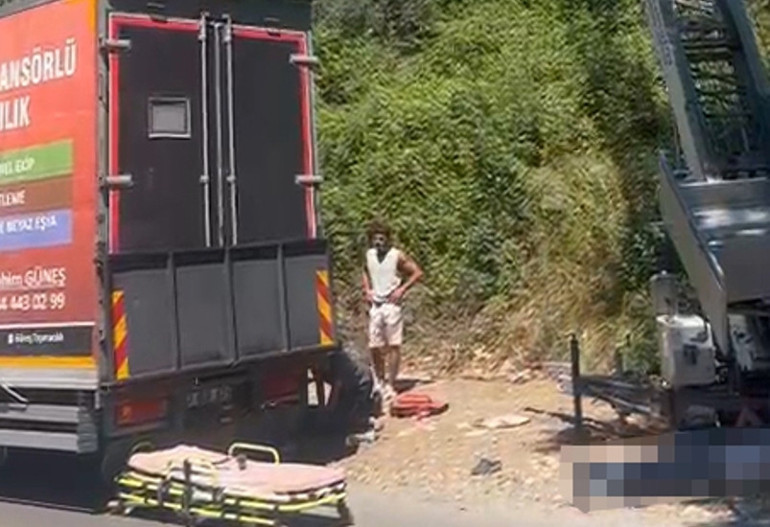 Ev taşıma sırasında korkunç kaza Yük asansörü elektrik hattının üzerine düştü; 2 ölü