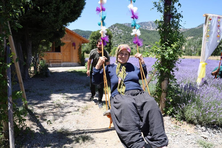 Termometreler 40 dereceyi gösterdi: Adana sıcağında böyle serinliyorlar İnsan sıcağı unutuyor