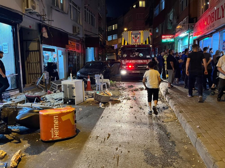 Fatihte korkutan olay 4 katlı binanın çatısı çöktü