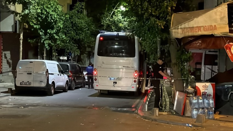 İstanbuldaki mahallede olaylı gece Duyan sokağa döküldü: Linç girişiminden polis kurtardı