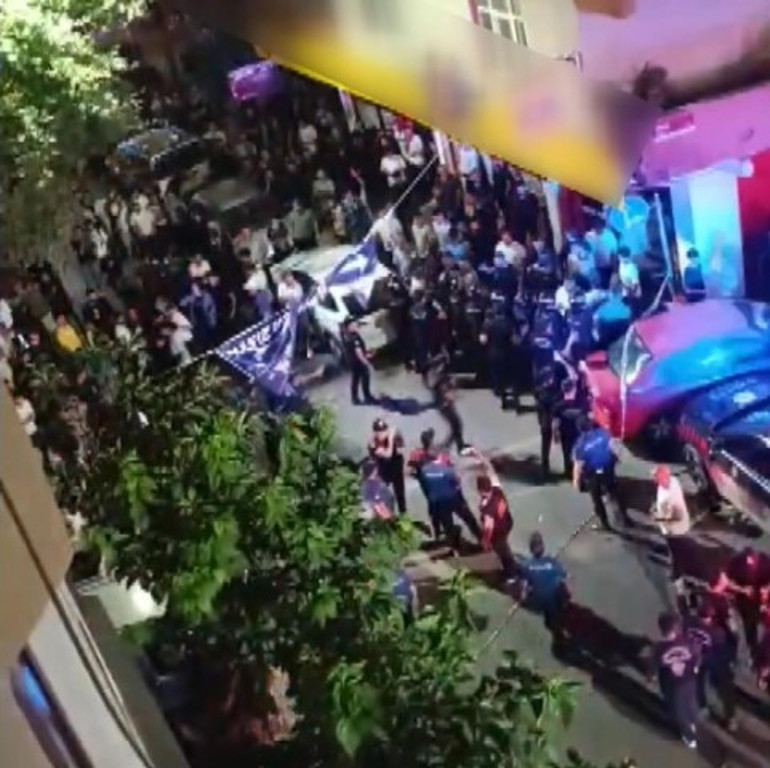 İstanbuldaki mahallede olaylı gece Duyan sokağa döküldü: Linç girişiminden polis kurtardı