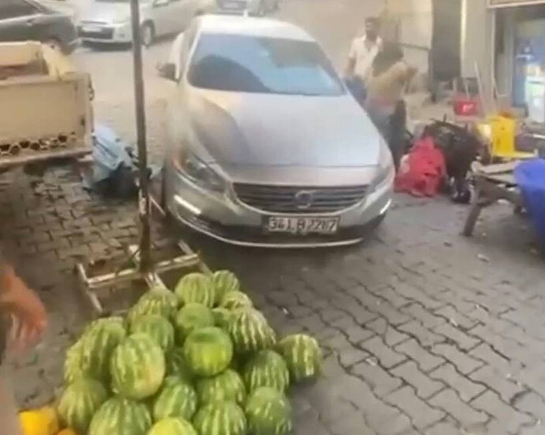 Tartıştığı pazarcının karpuzlarını otomobiliyle ezdi
