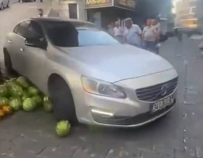 Tartıştığı pazarcının karpuzlarını otomobiliyle ezdi